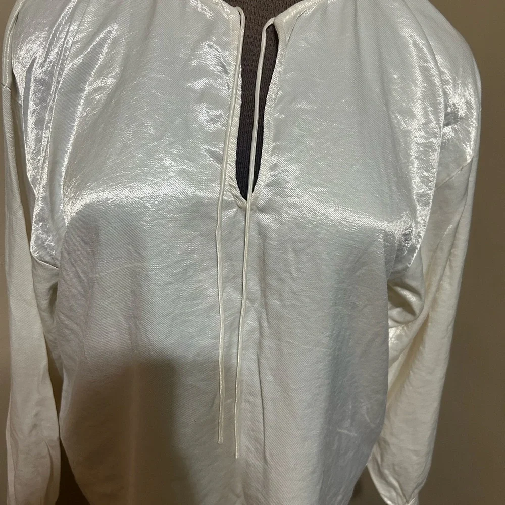 Express Sz M Ivory Cream Shimmer‎ V Neck Party Blouse Women Stylish